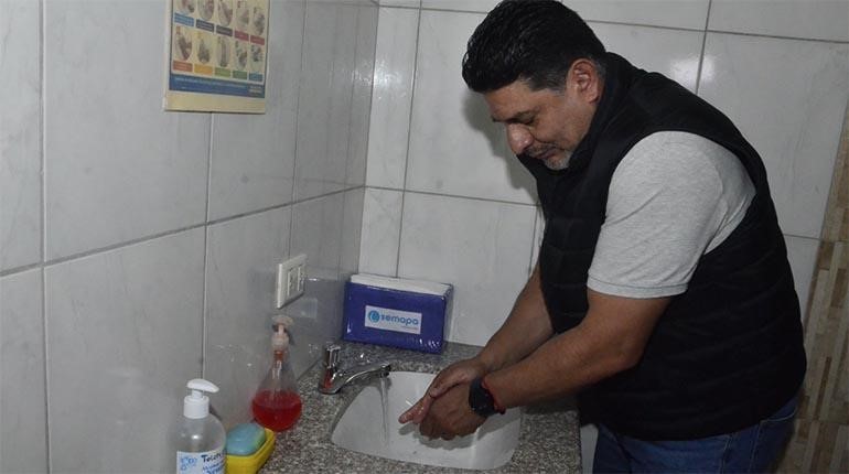 El gerente de Semapa, Luis Prudencio, informa sobre el uso de dispositivos para ahorrar agua. | Hernán Andia