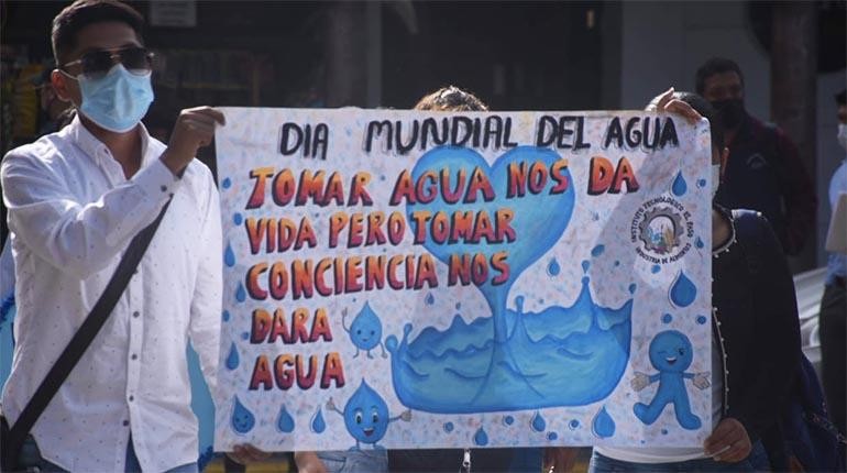 La marcha por el Día Mundial del Agua llega a la plaza 14 de Septiembre. | José Rocha